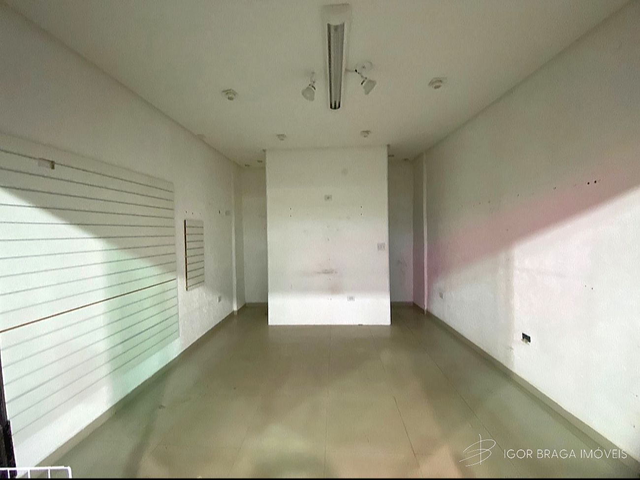 LOJA COMERCIAL, BEM LOCALIZADA E À 200M DO MAR