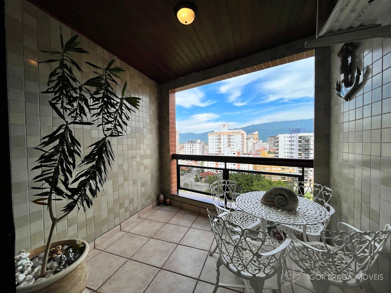 EXCELENTE APARTAMENTO, À 50M DO MAR E LAZER