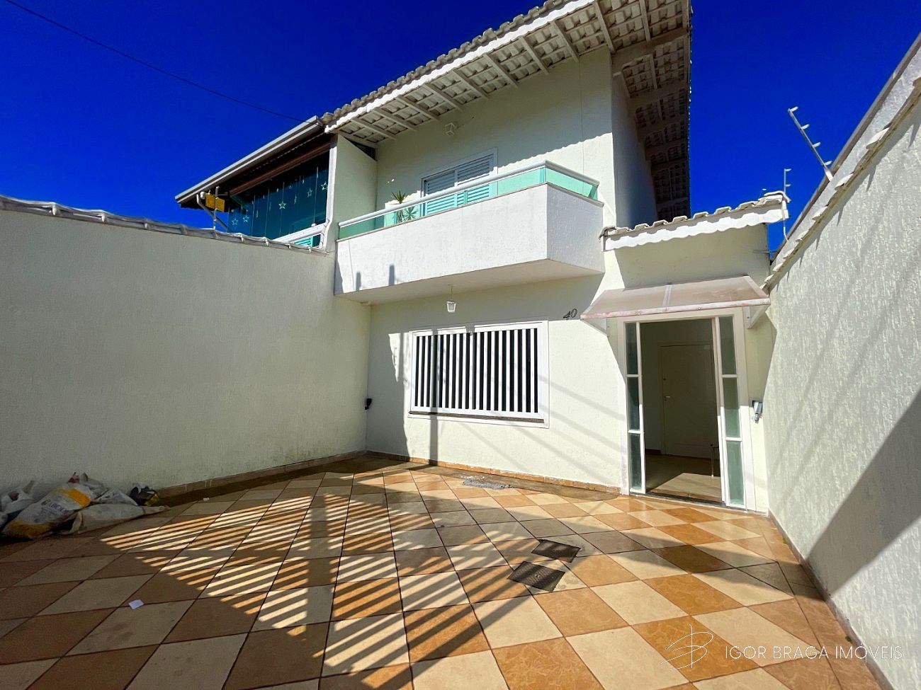 EXCELENTE SOBRADO, AMPLO E À 800M DO MAR