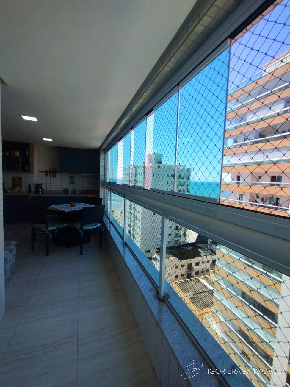 EXCELENTE APARTAMENTO, À 100M DO MAR E LAZER COMPLETO