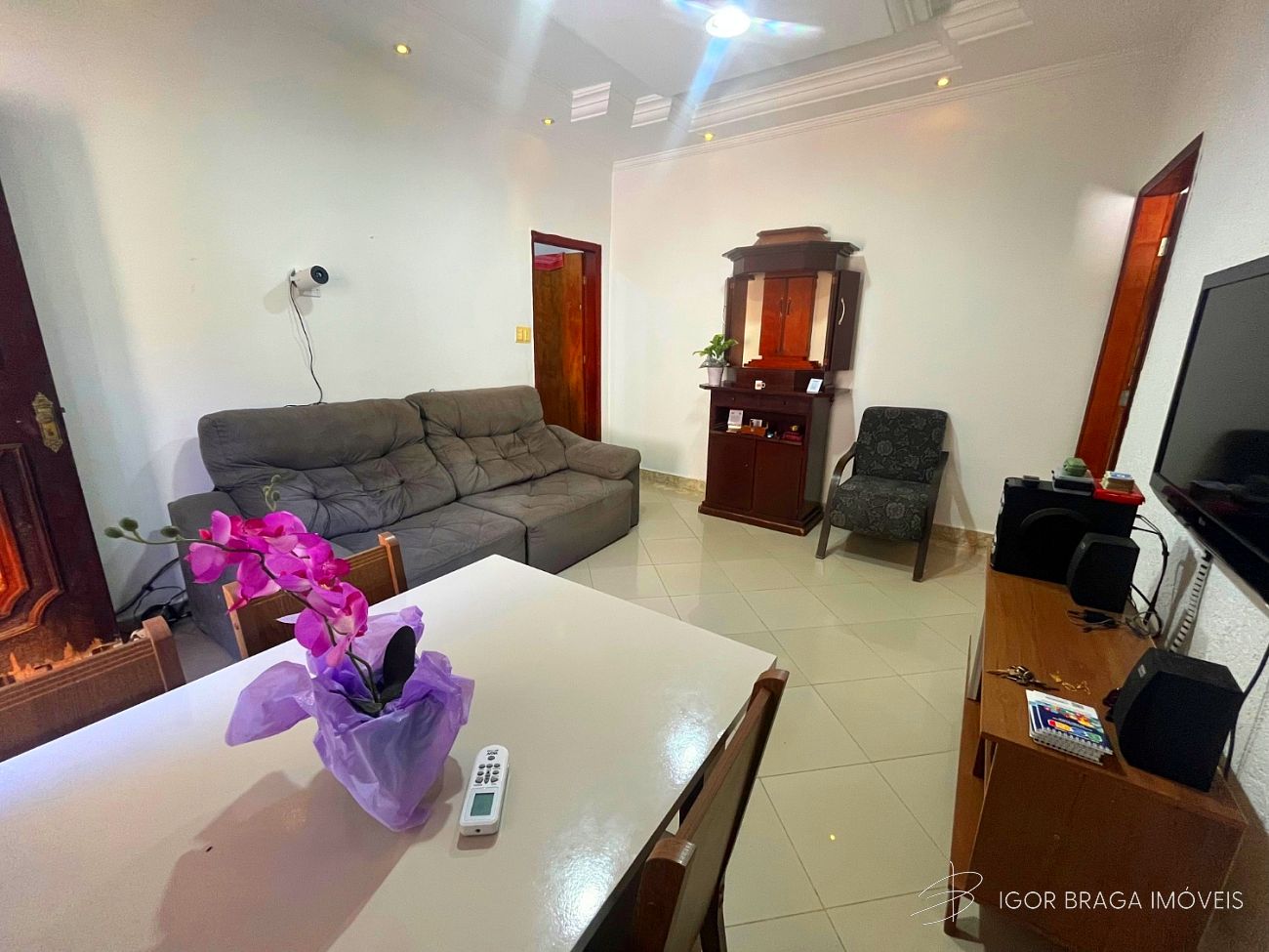 BELÍSSIMA CASA, AMPLA E À 800M DO MAR