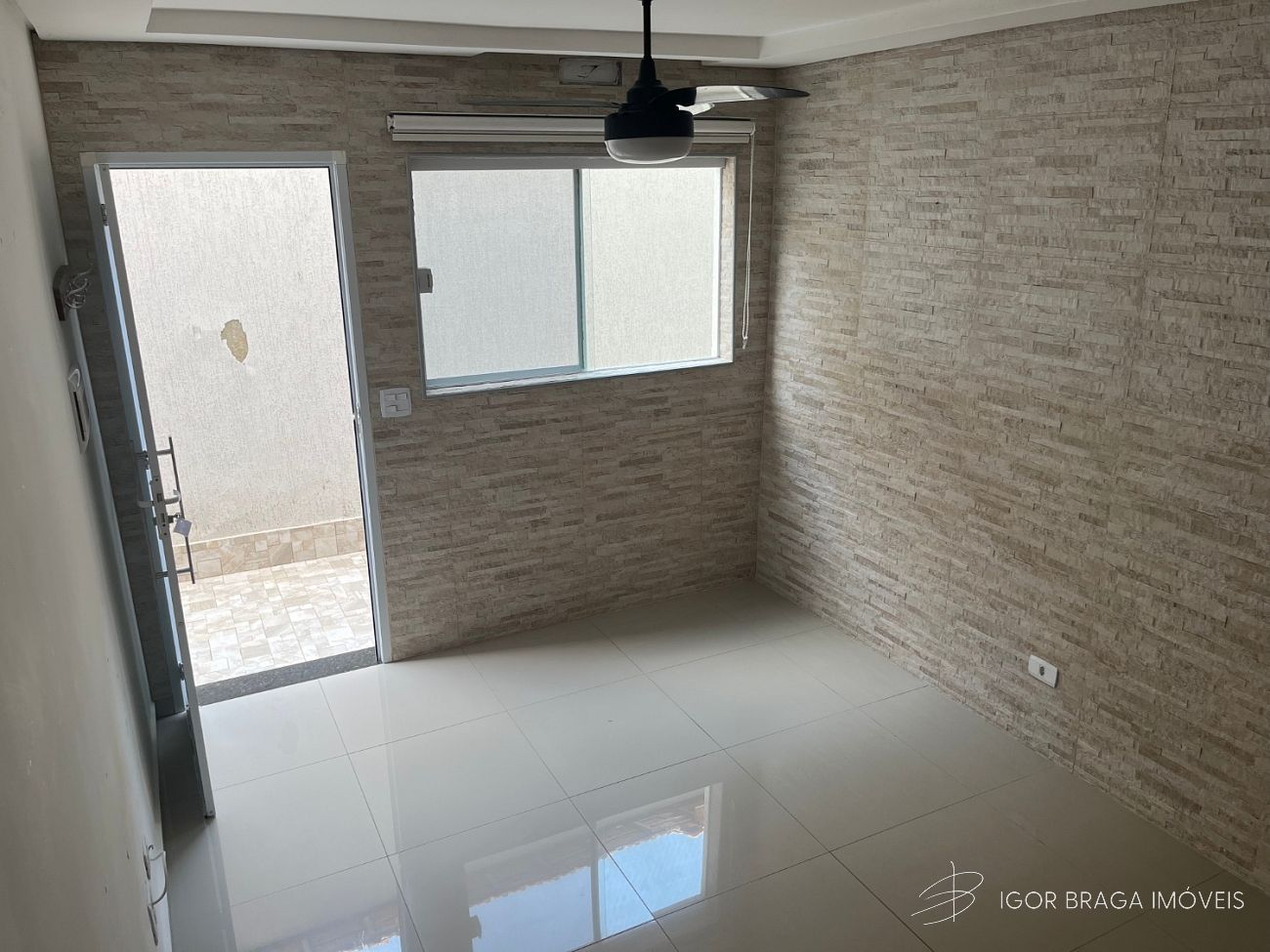 BELÍSSIMA CASA EM CONDOMÍNIO, AMPLA E À 700M DO MAR