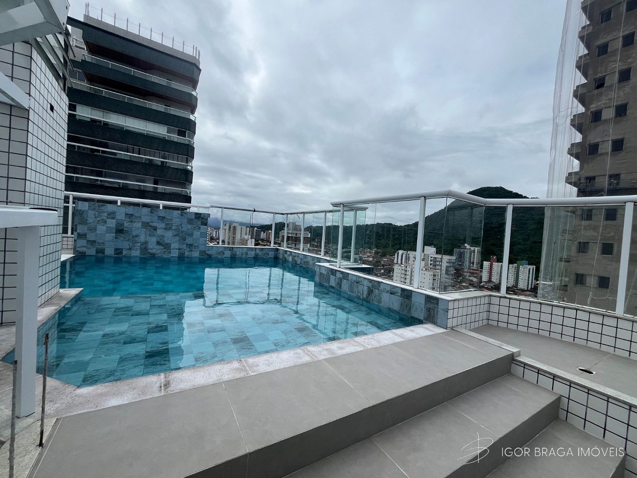 EXCELENTE COBERTURA, À 400M DO MAR E LAZER COMPLETO