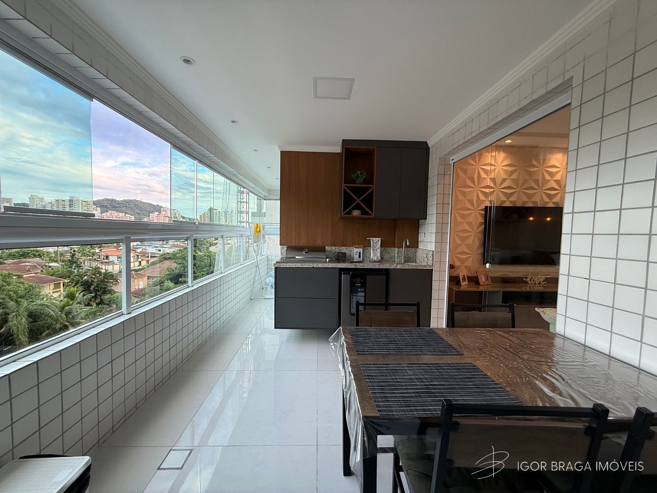 EXCELENTE APARTAMENTO, À 950M DO MAR E LAZER COMPLETO