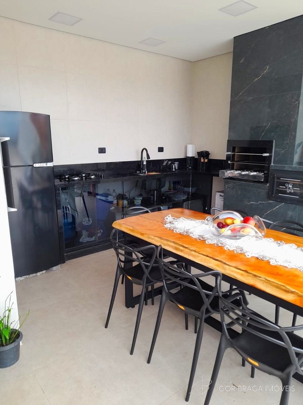 BELÍSSIMA CASA, AMPLA E À 130M DO MAR