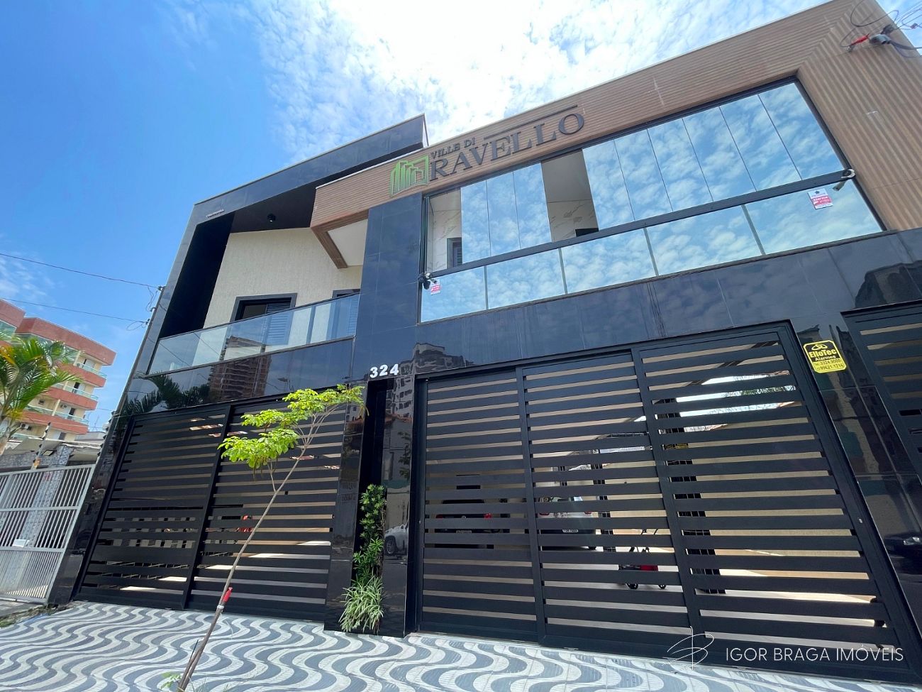 EXCELENTE CASA EM CONDOMÍNIO, FINO ACABAMENTO E À 750M DO MAR