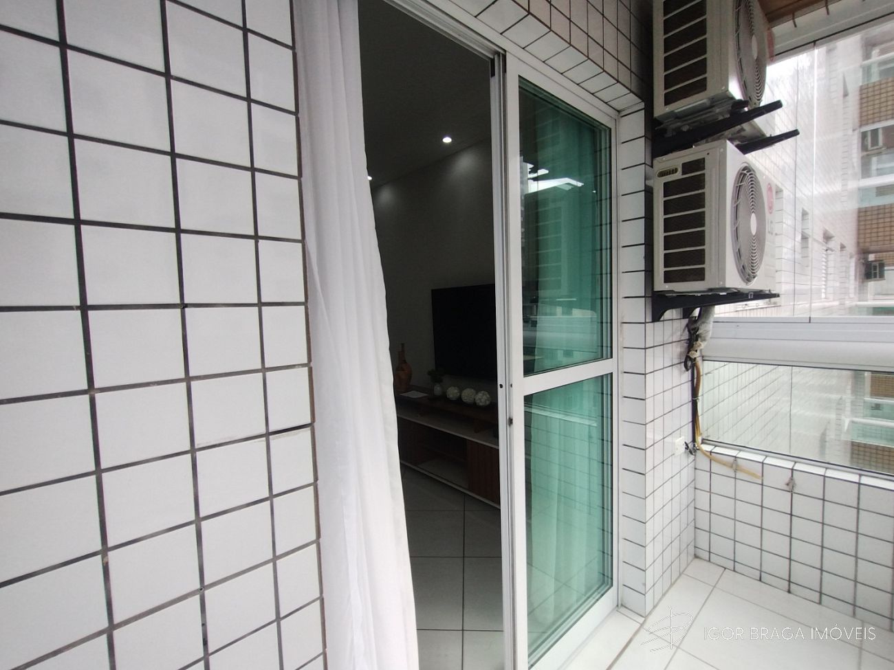 BELÍSSIMO APARTAMENTO, À 100M DO MAR E LAZER COMPLETO