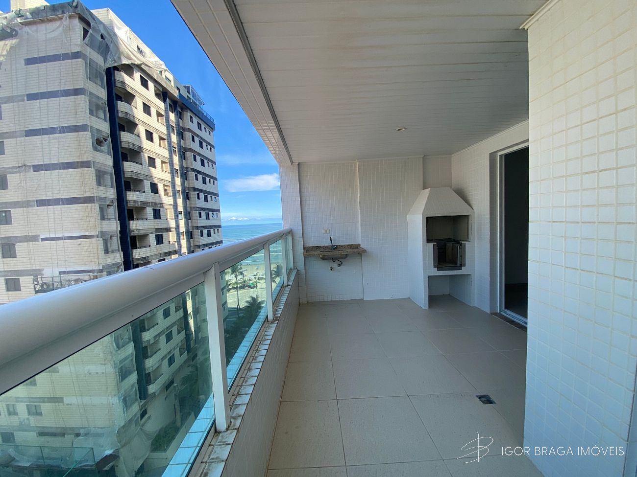 EXCELENTE APARTAMENTO, À 40M DO MAR E LAZER COMPLETO
