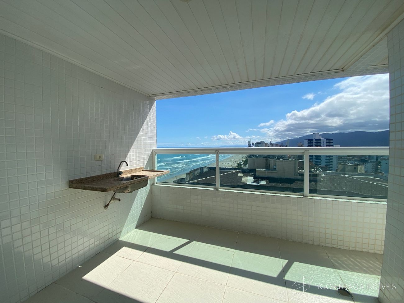 EXCELENTE APARTAMENTO, À 40M DO MAR E LAZER COMPLETO
