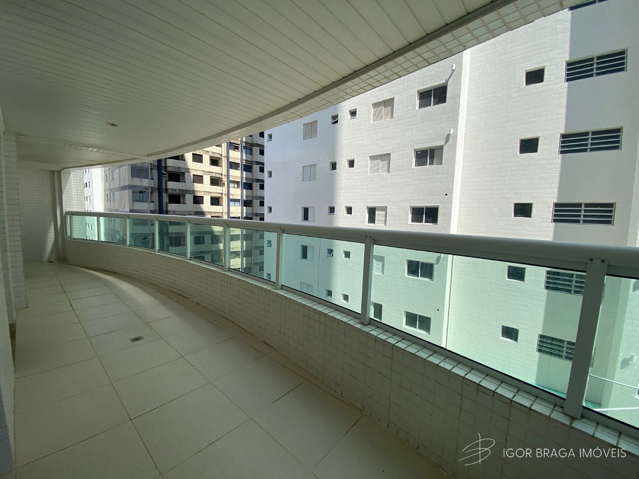 EXCELENTE APARTAMENTO, À 40M DO MAR E LAZER COMPLETO