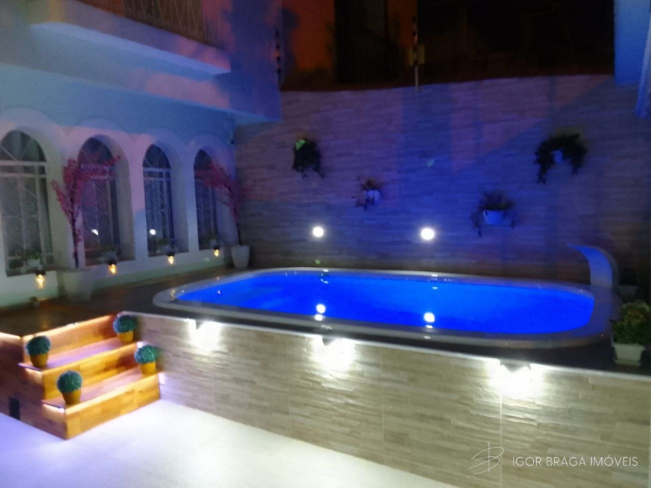 EXCELENTE SOBRADO, AMPLO E À 950M DO MAR