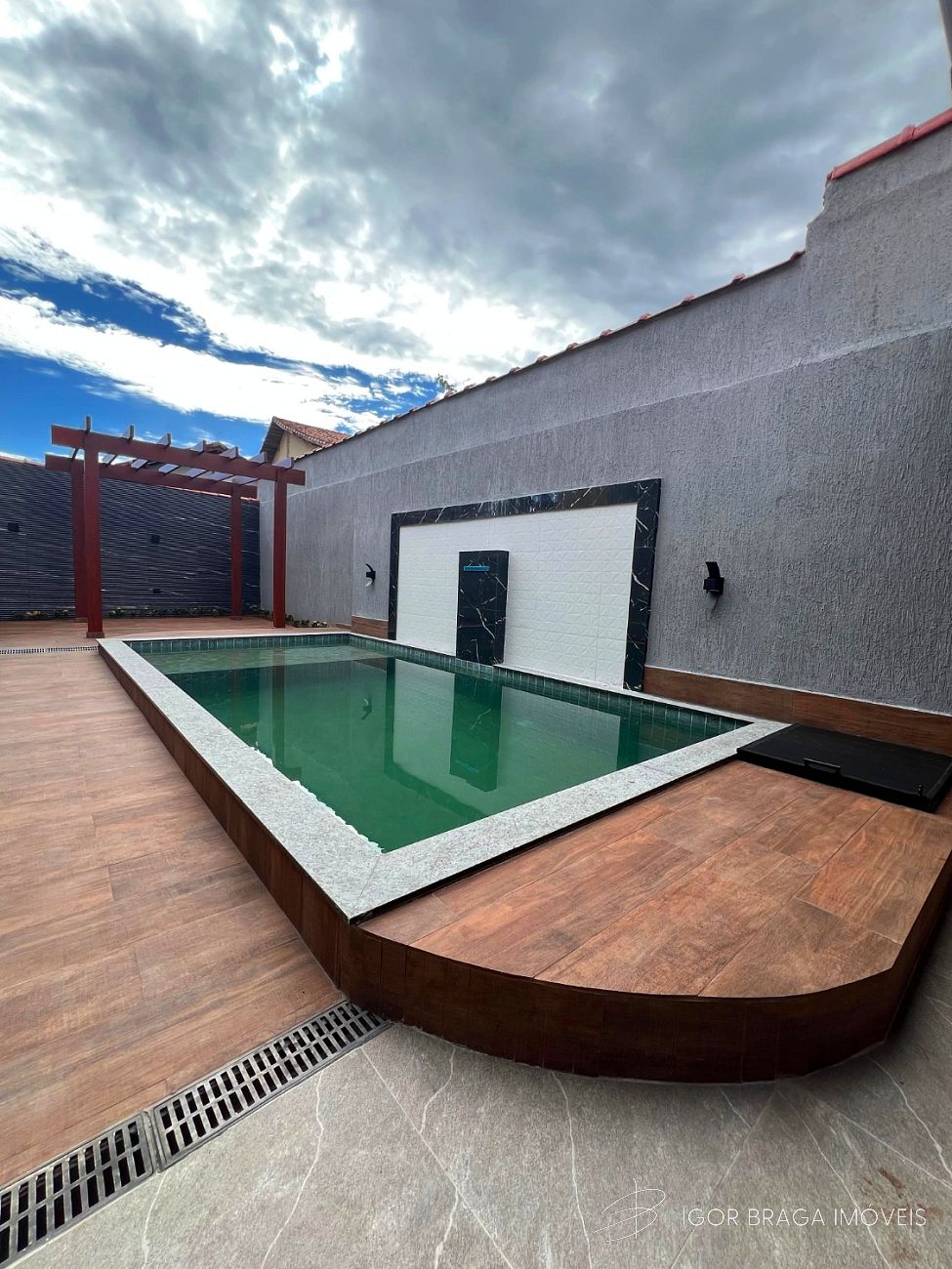 EXCELENTE CASA GEMINADA, FINO ACABAMENTO E À 550M DO MAR