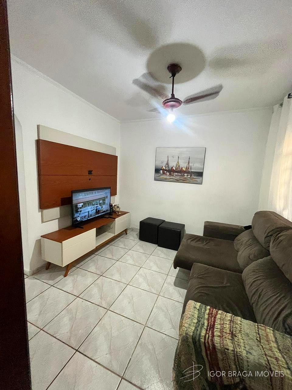 BELÍSSIMA CASA DE CONDOMÍNIO, AMPLO E À 650M DO MAR