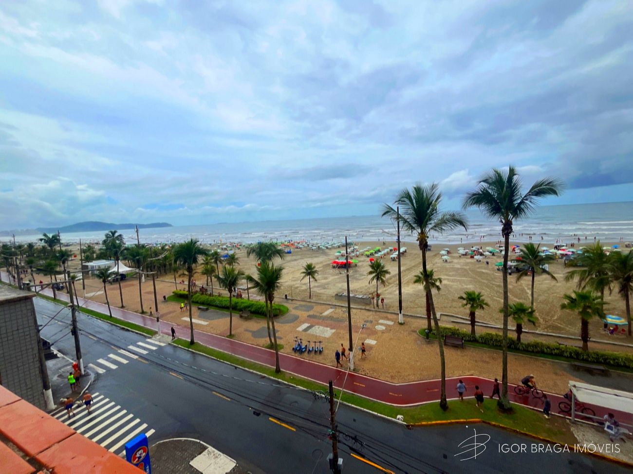 BELÍSSIMO APARTAMENTO, AMPLO E À 20M DO MAR