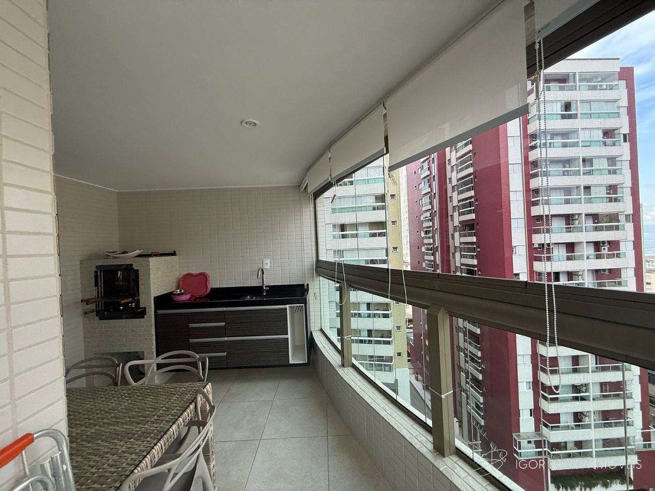 EXCELENTE APARTAMENTO, À 50M DO MAR E LAZER COMPLETO