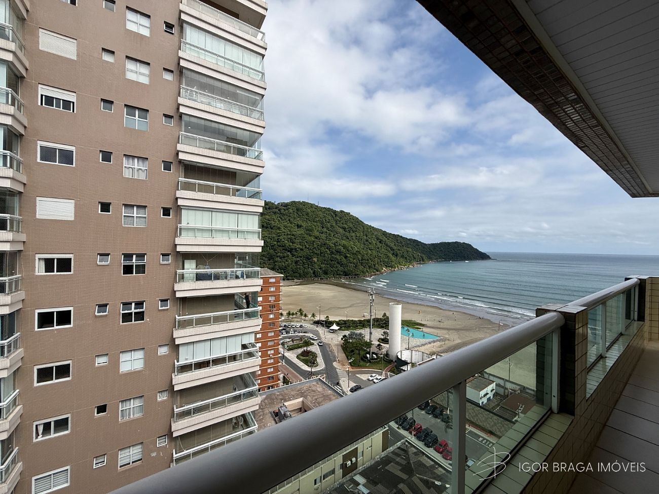 EXCELENTE COBERTURA, À 70M DO MAR E LAZER