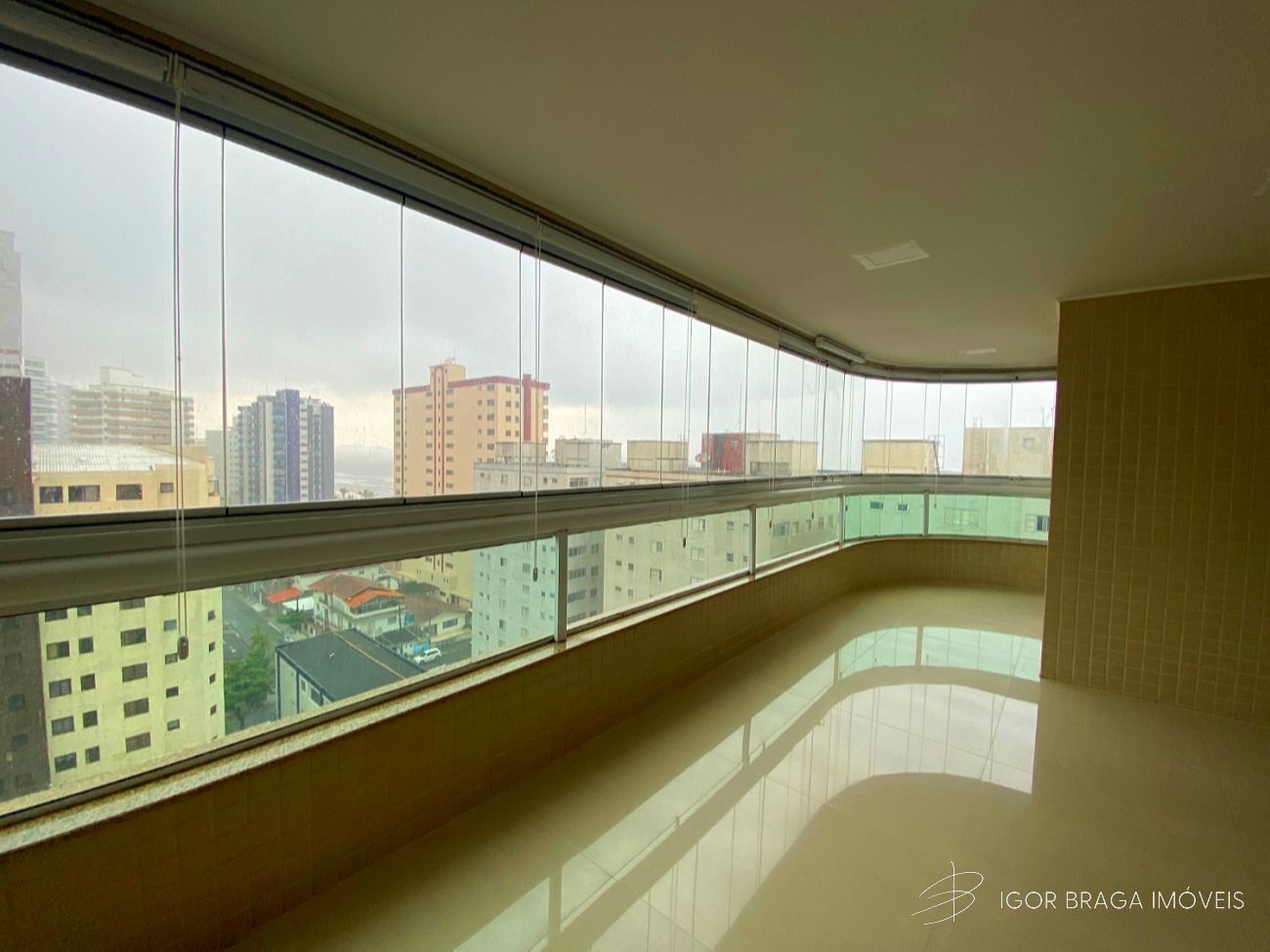 EXCELENTE APARTAMENTO, À 80M DO MAR E LAZER COMPLETO