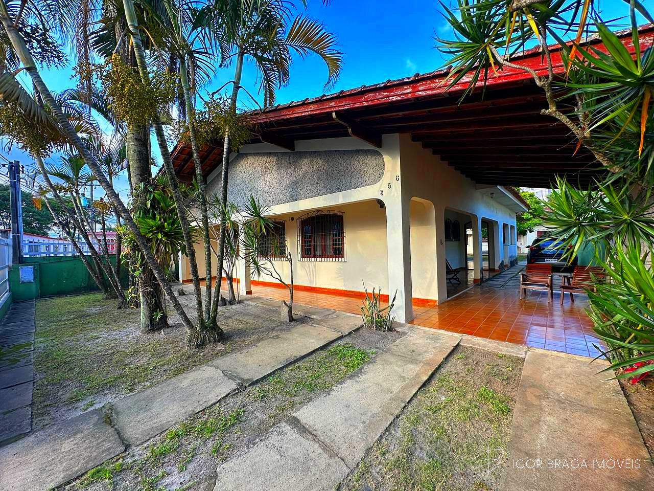 EXCELENTE CASA, AMPLA E À 550M DO MAR