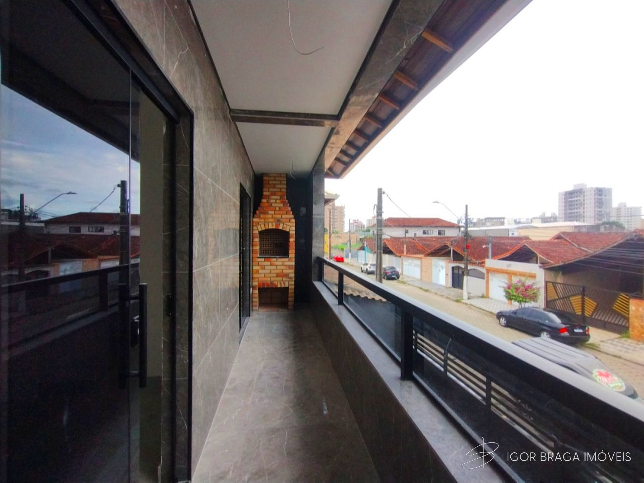 EXCELENTE CASA EM CONDOMÍNIO, FINO ACABAMENTO E À 800M DO MAR