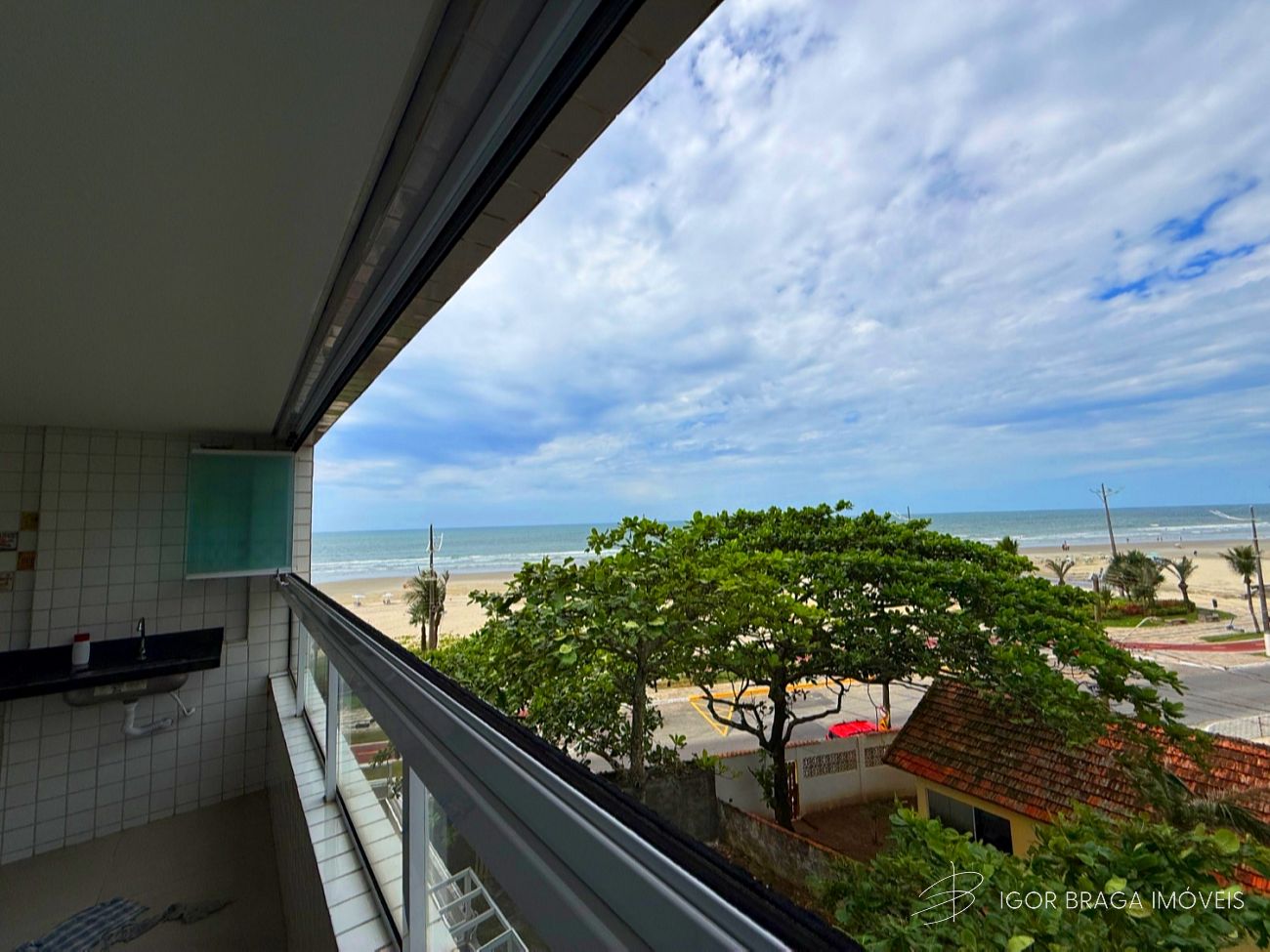 BELÍSSIMO APARTAMENTO, À 10M DO MAR E LAZER COMPLETO