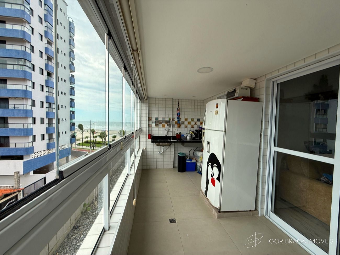 BELÍSSIMO APARTAMENTO, À 10M DO MAR E LAZER COMPLETO