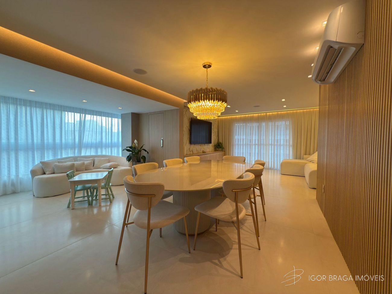 INCRÍVEL APARTAMENTO DUPLEX, Á 400M DO MAR E FINO ACABAMENTO