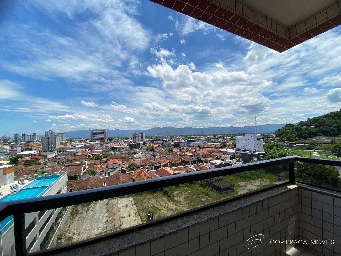 BELÍSSIMO APARTAMENTO, AMPLO E Á 950M DO MAR