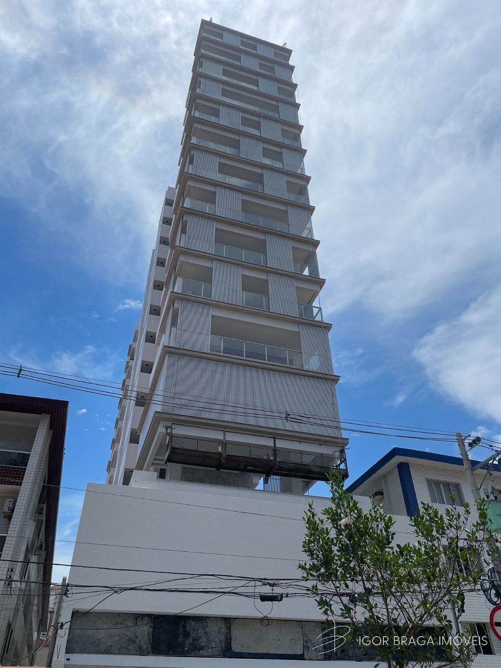 EXCELENTE APARTAMENTO, À 200M DO MAR E LAZER COMPLETO