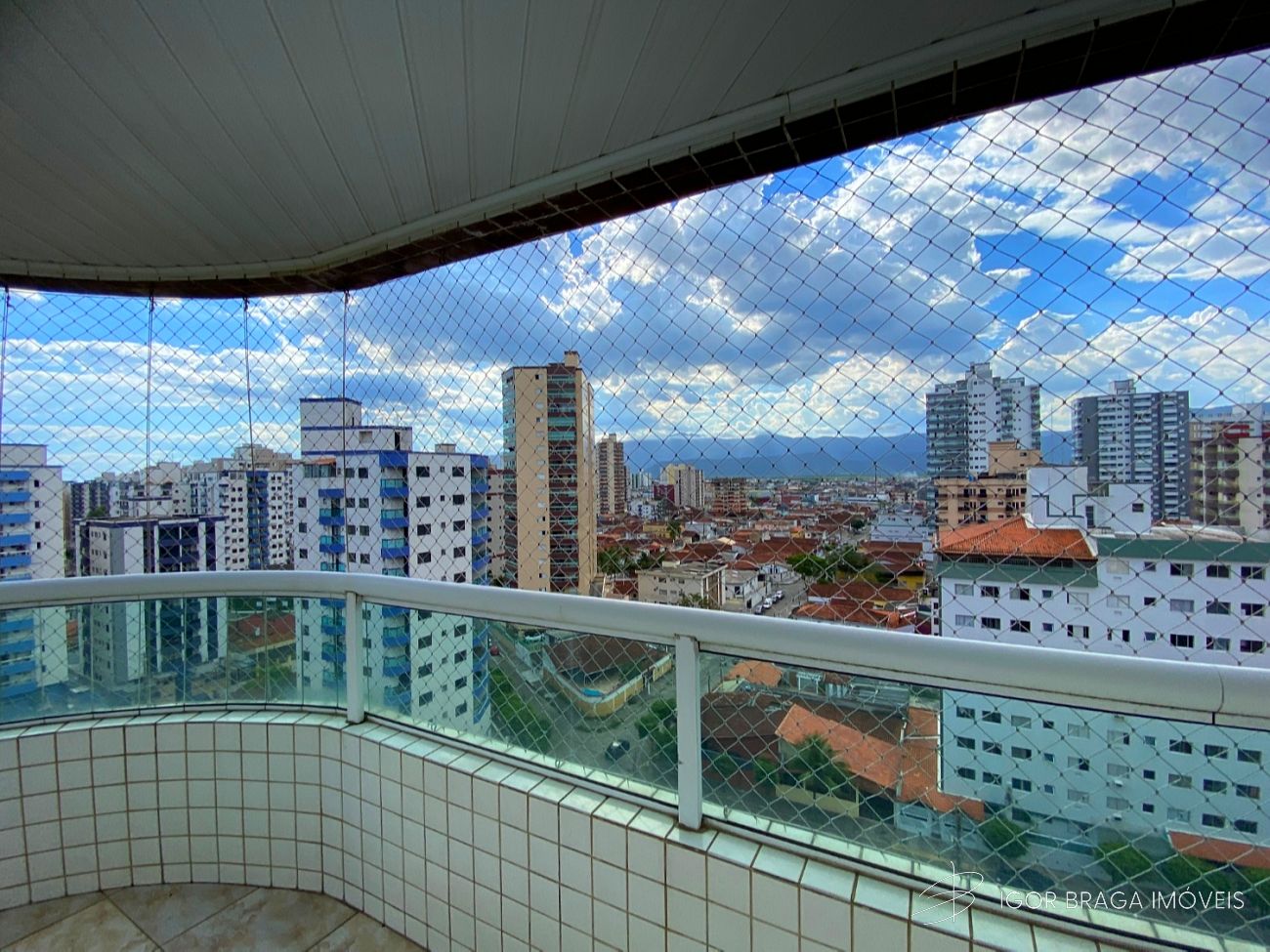 BELÍSSIMO APARTAMENTO, À 220M DO MAR E LAZER COMPLETO