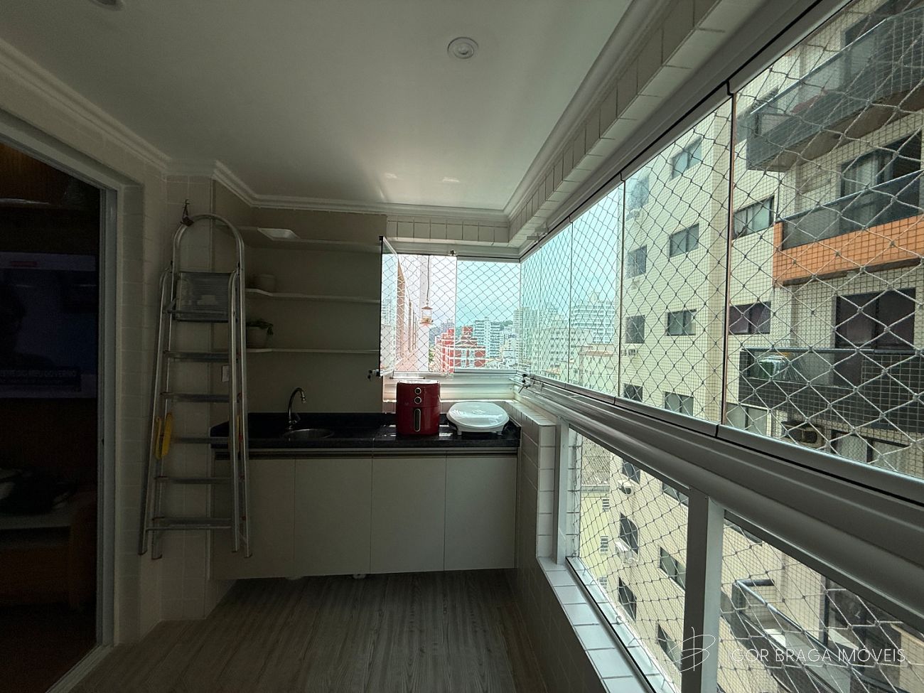 BELÍSSIMO APARTAMENTO, Á 100M DO MAR E LAZER COMPLETO