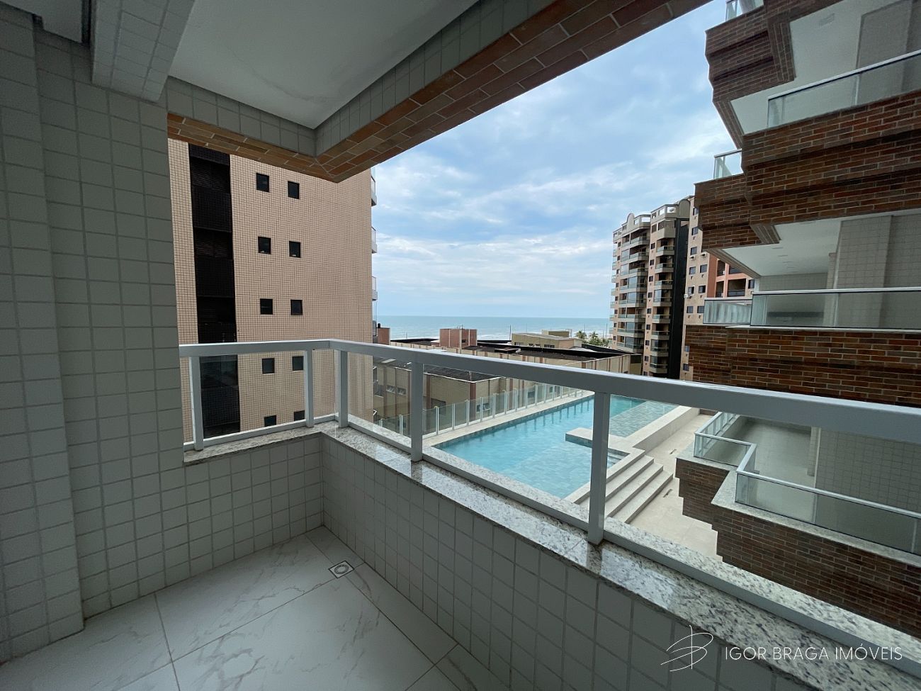 EXCELENTE APARTAMENTO, À 60M DO MAR E COM ÁREA DE LAZER COMPLETO