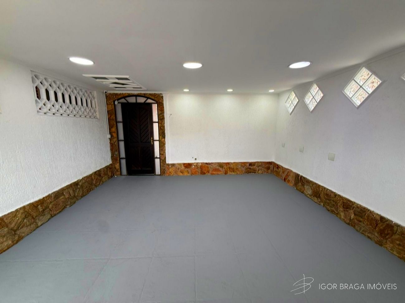 EXCELENTE CASA GEMINADA, AMPLA E À 980M DO MAR