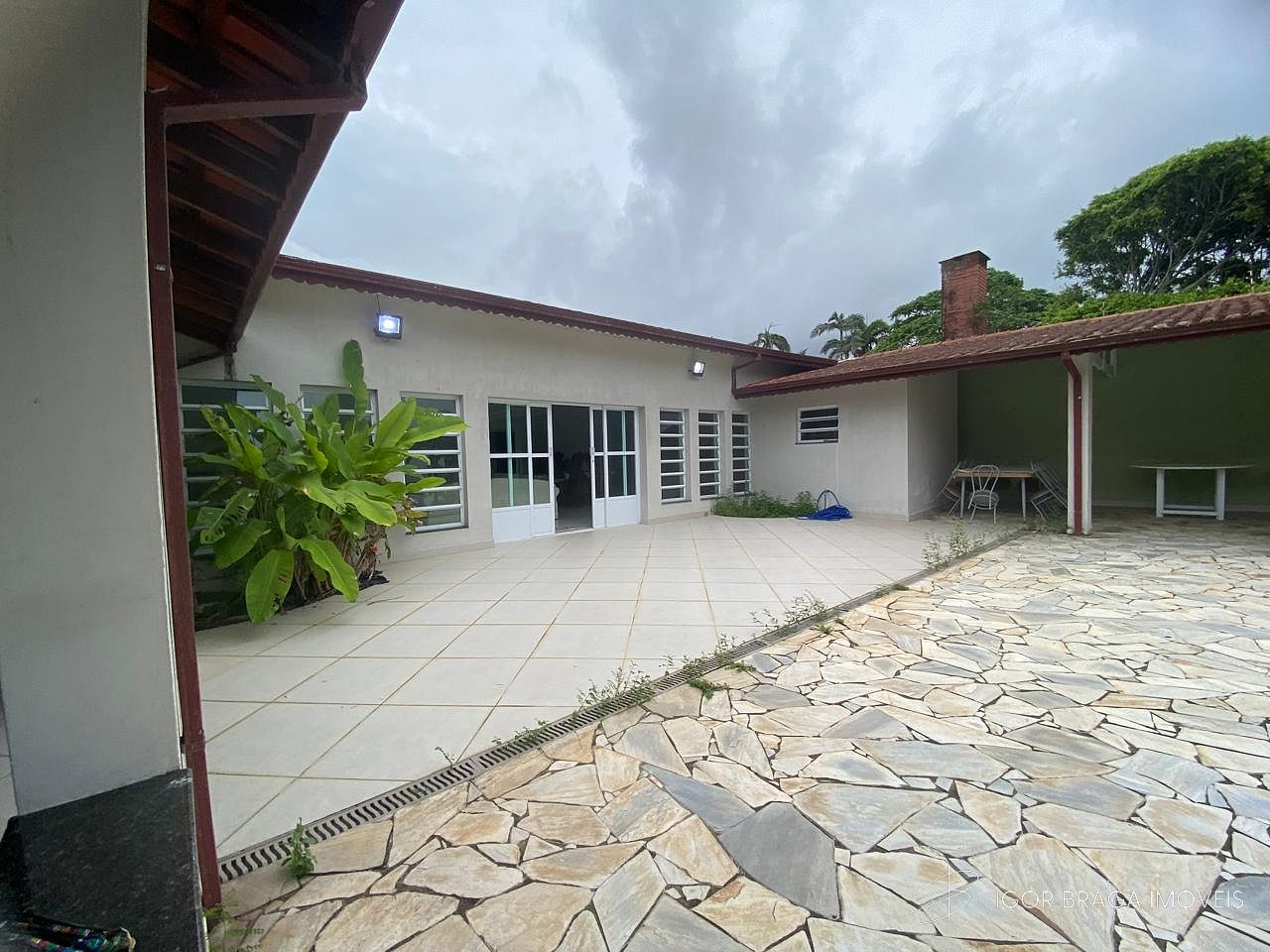 INCRIVEL CASA, Á 80M DO MAR, AMPLA E COM PISCINA