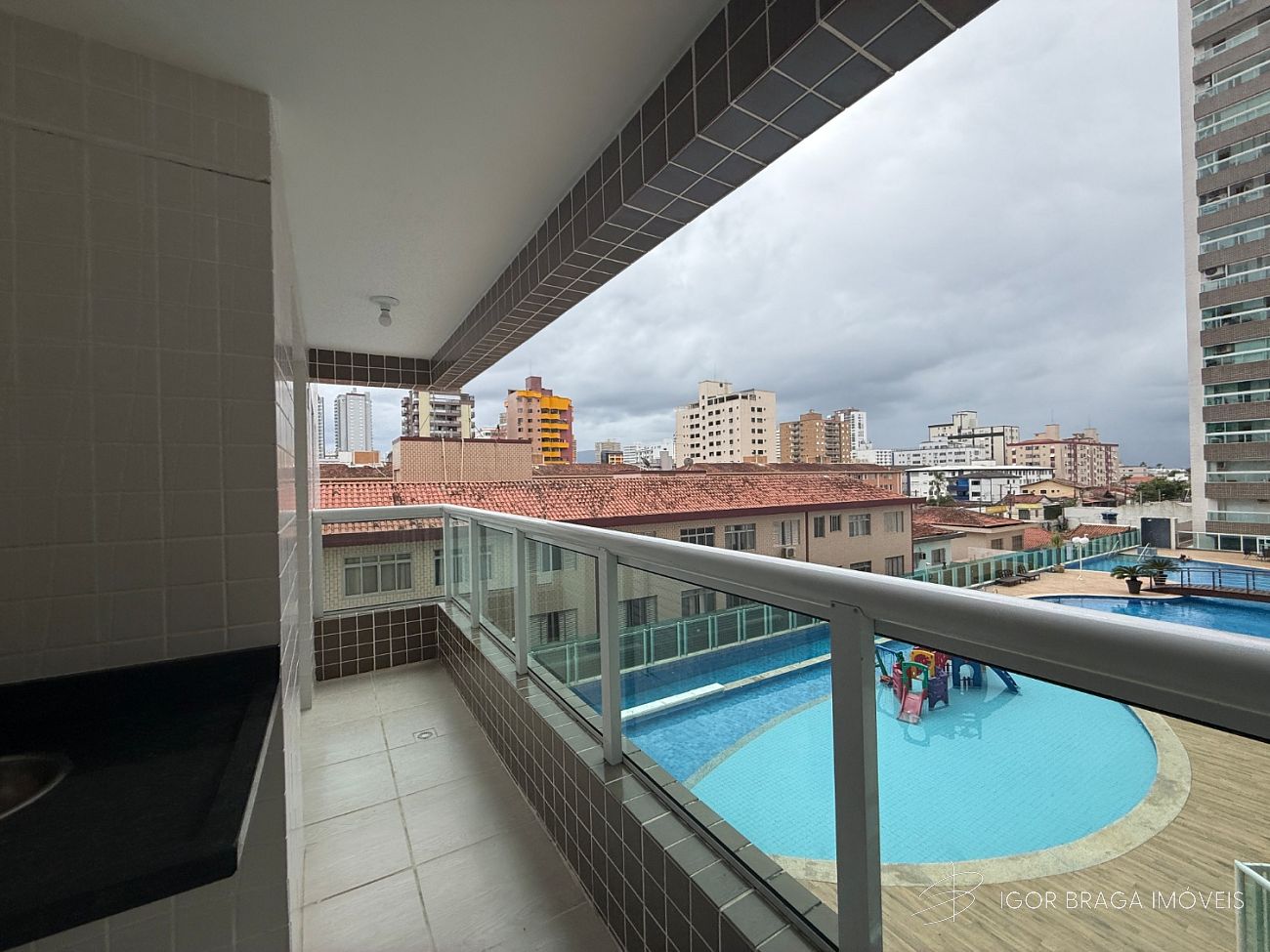 EXCELENTE APARTAMENTO, À 100M DO MAR E LAZER COMPLETO