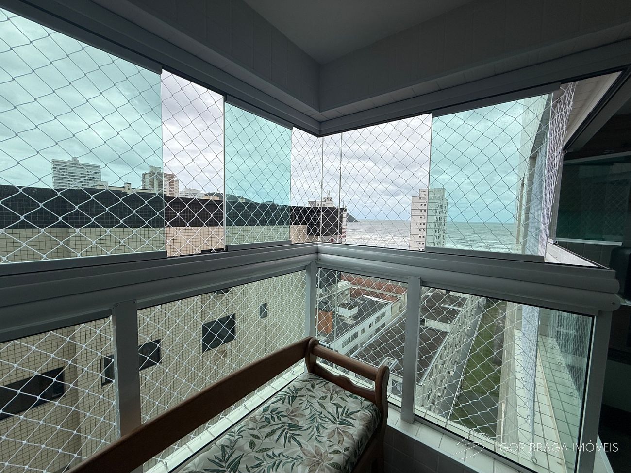 EXCELENTE APARTAMENTO, À 100M DO MAR E LAZER COMPLETO