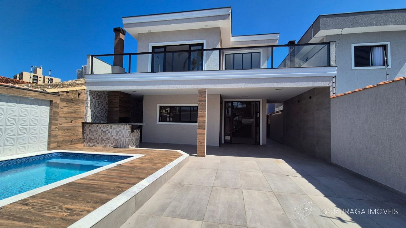 INCRIVEL CASA, AMPLO, FINO ACABAMENTO E Á 250M DO MAR