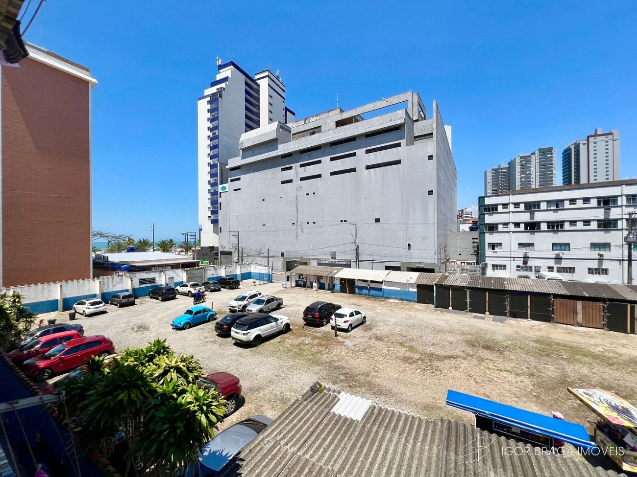 EXCELENTE APARTAMENTO FRENTE MAR, COM AREA DE LAZER COMPLETA