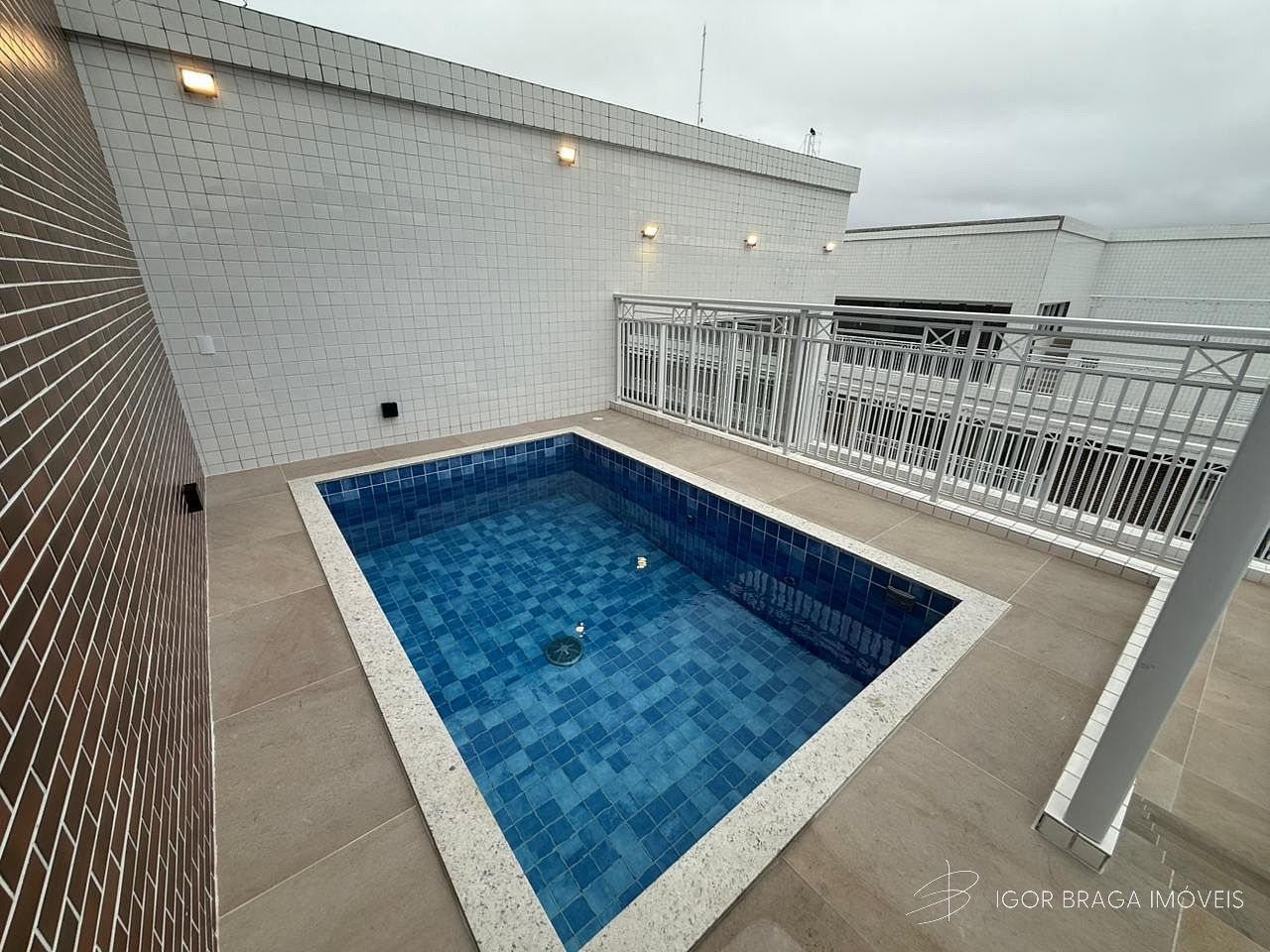 EXCELENTE COBERTURA DUPLEX, LAZER COMPLETO E À 600M DO MAR