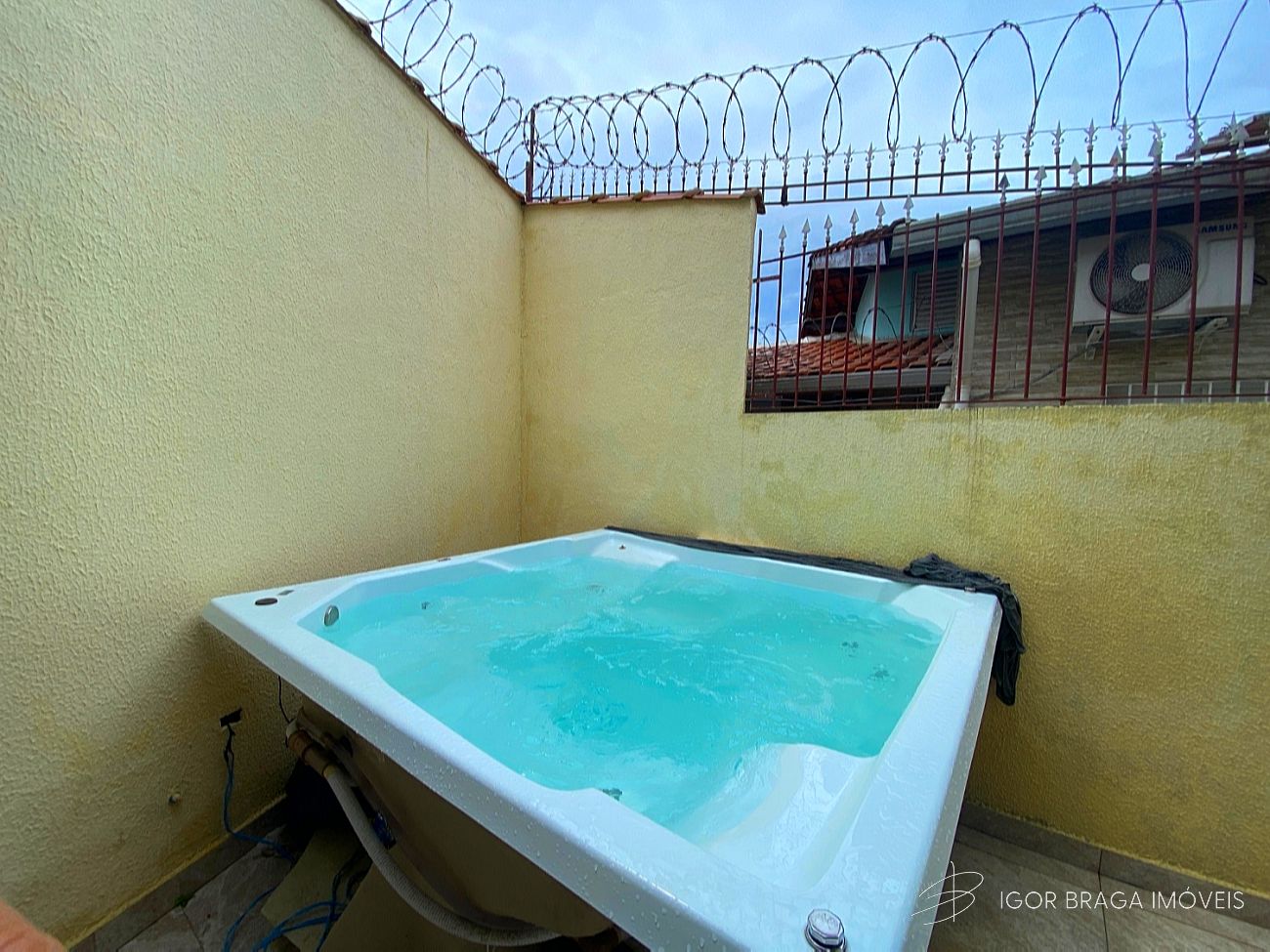 EXCELENTE CASA GEMINADA, AMPLA E À 350M DO MAR