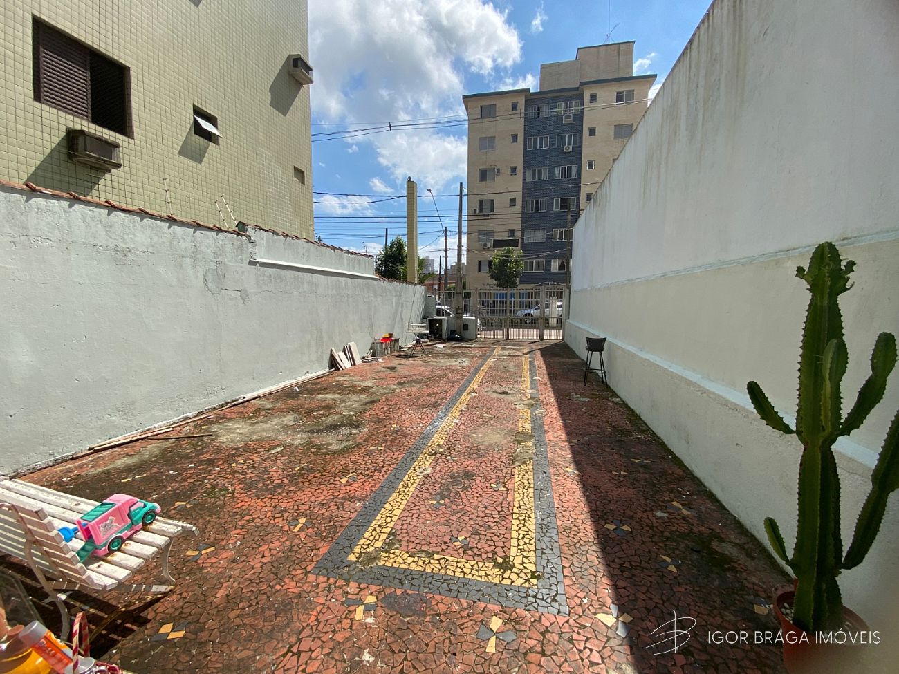 TERRENO AMPLO E À 500M DO MAR