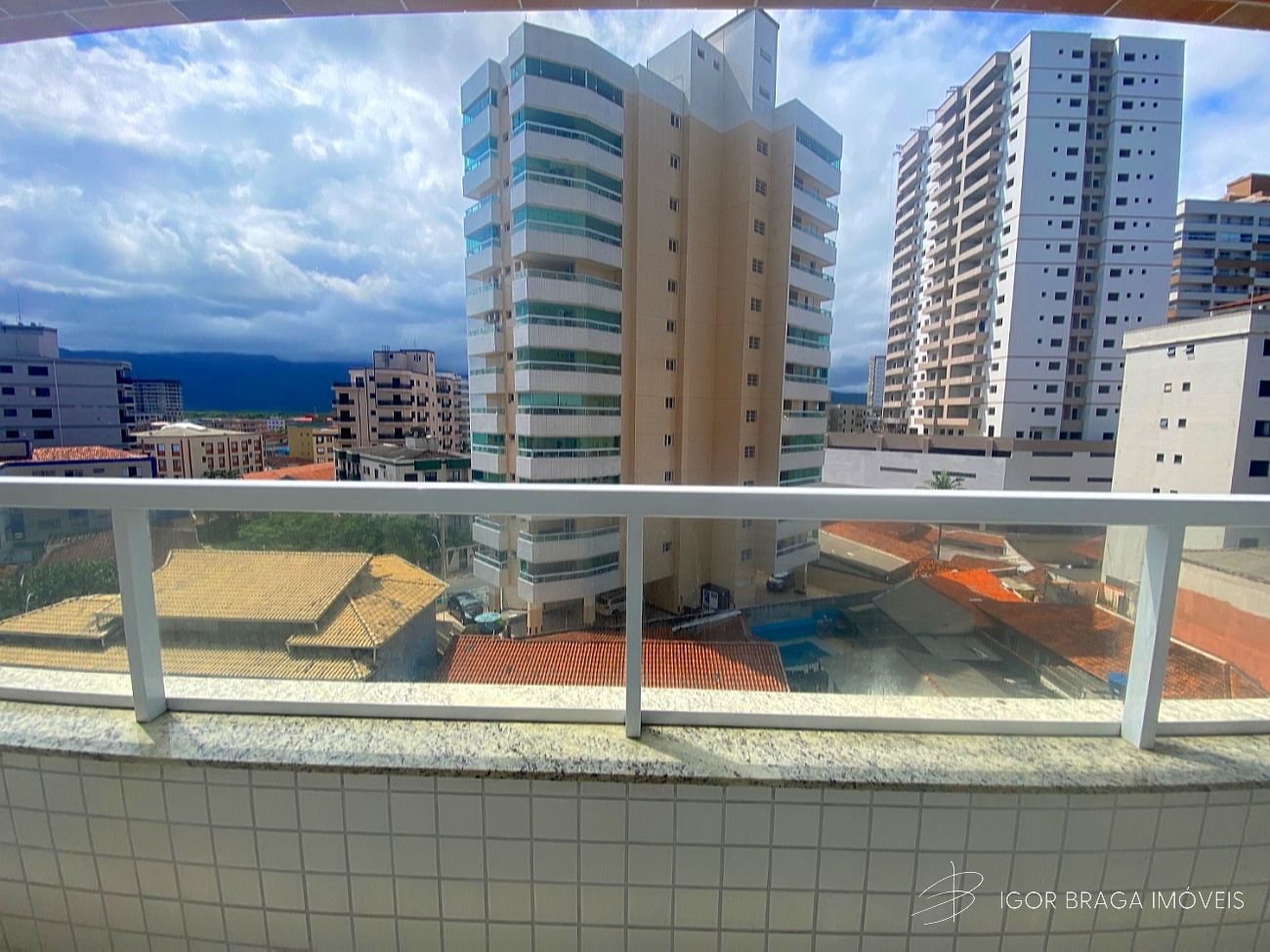 EXCELENTE APARTAMENTO, À 60M DO MAR E COM ÁREA DE LAZER COMPLETO