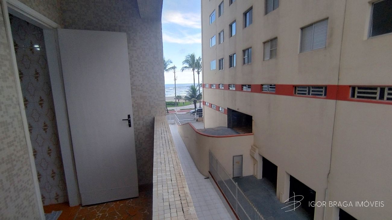 BELÍSSIMO APARTAMENTO, AMPLO E À 10M DO MAR