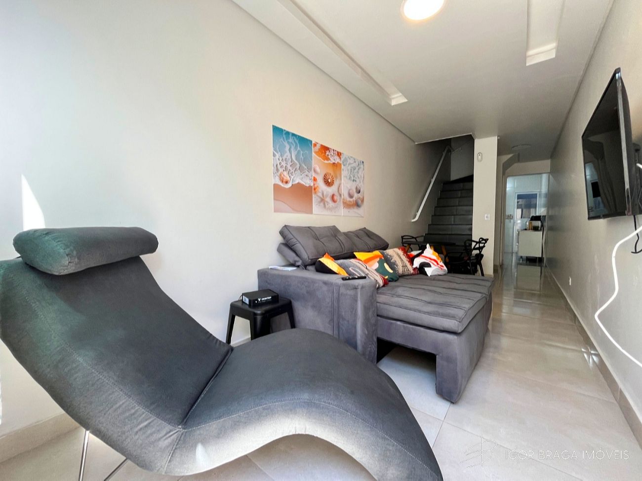 BELÍSSIMA CASA EM CONDOMÍNIO, FINO ACABAMENTO E À 800M DO MAR