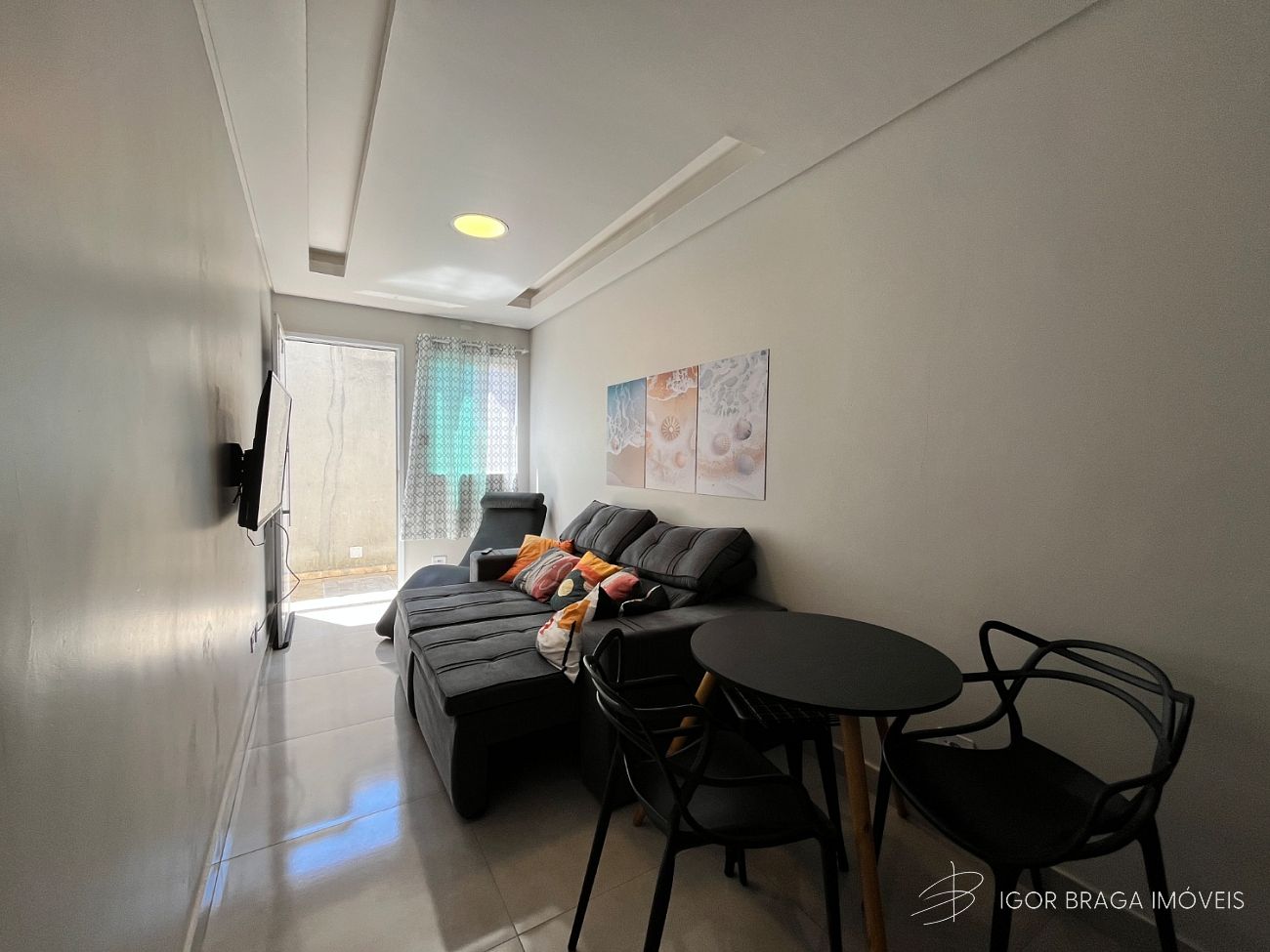 BELÍSSIMA CASA EM CONDOMÍNIO, FINO ACABAMENTO E À 800M DO MAR