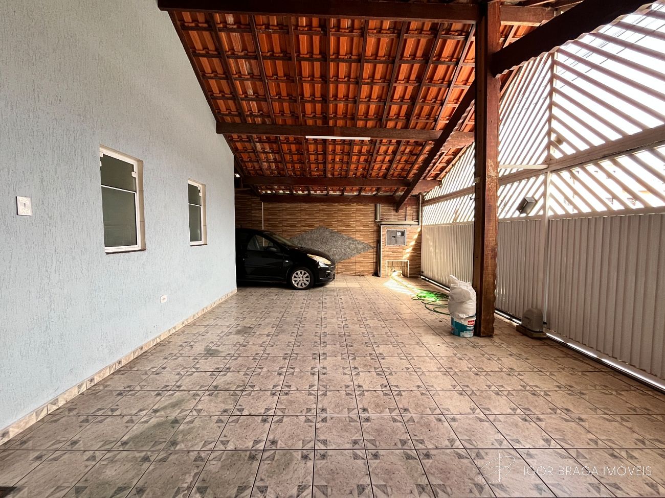 EXCELENTE CASA, AMPLA E À 350M DO MAR