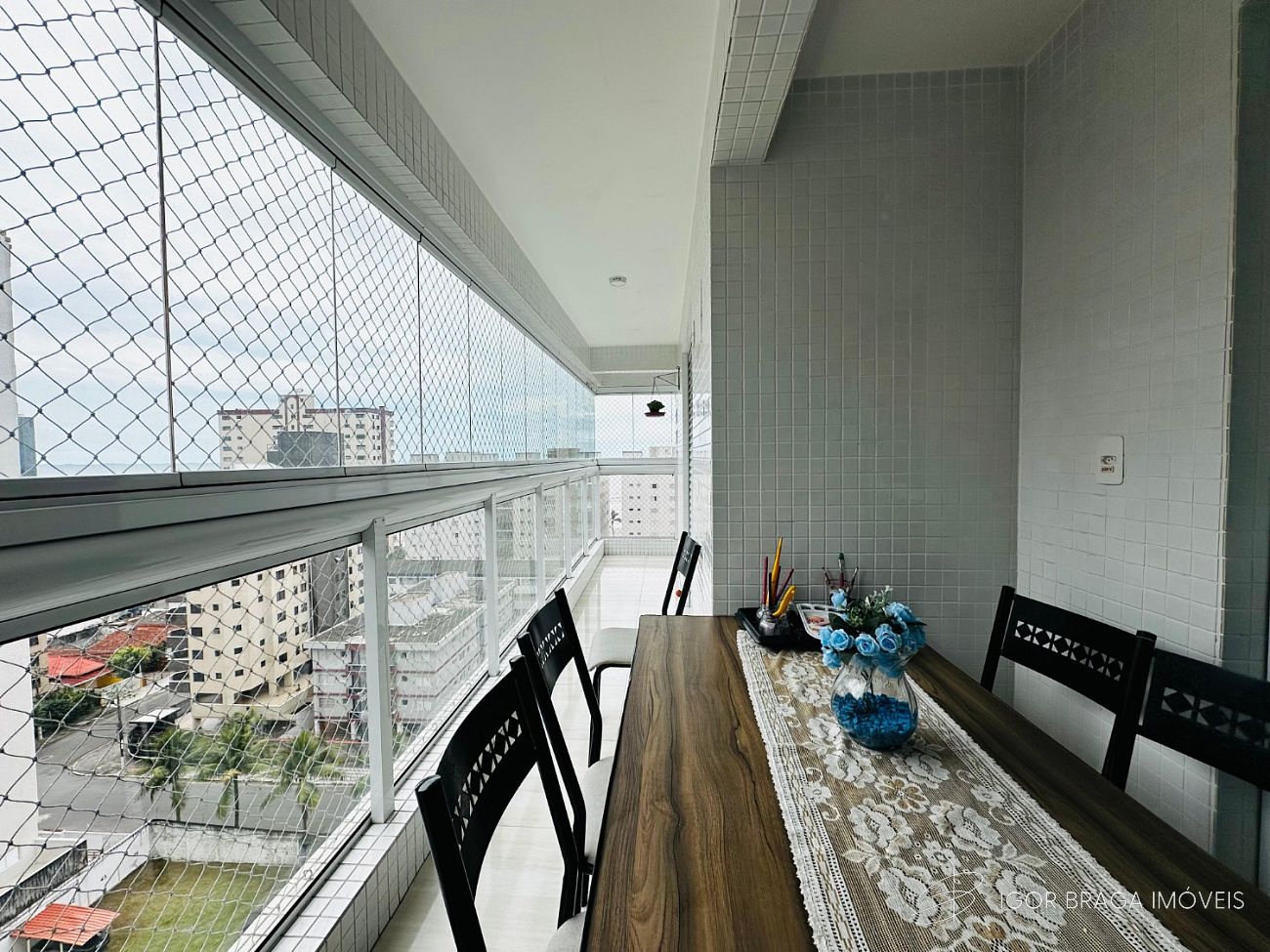 BELÍSSIMO APARTAMENTO, À 100m DO MAR E LAZER