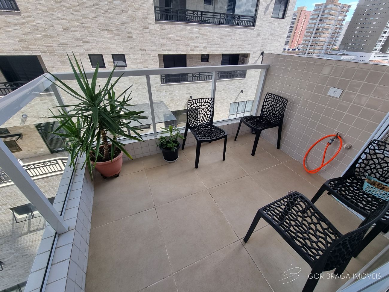 BELÍSSIMO APARTAMENTO, À 900M DO MAR E LAZER