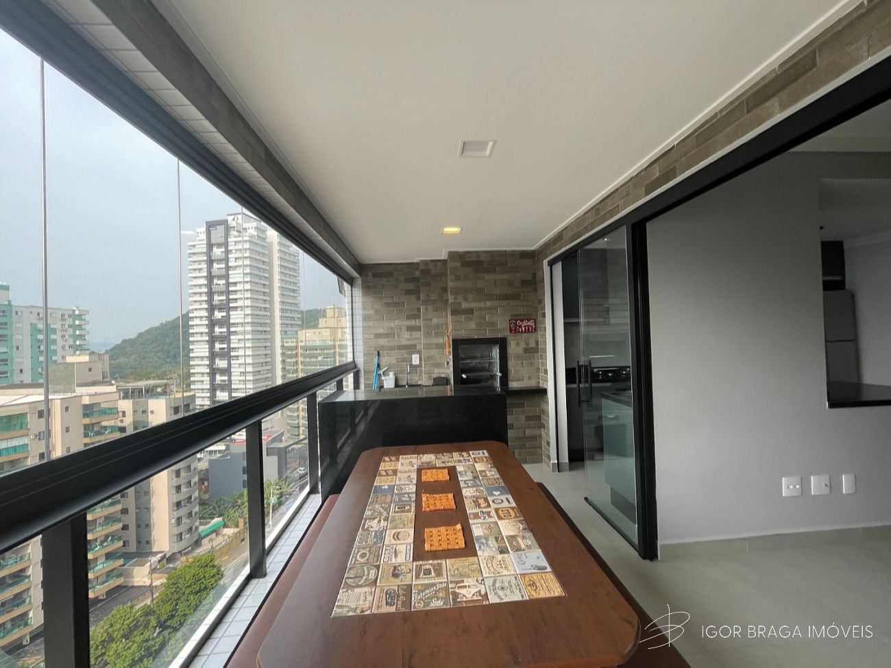 EXCELENTE APARTAMENTO, À 100M DO MAR E LAZER COMPLETO