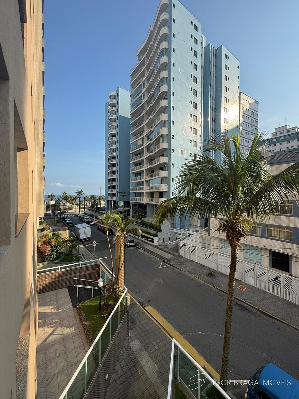 BELÍSSIMO APARTAMENTO, À 98M DO MAR E LAZER COMPLETO