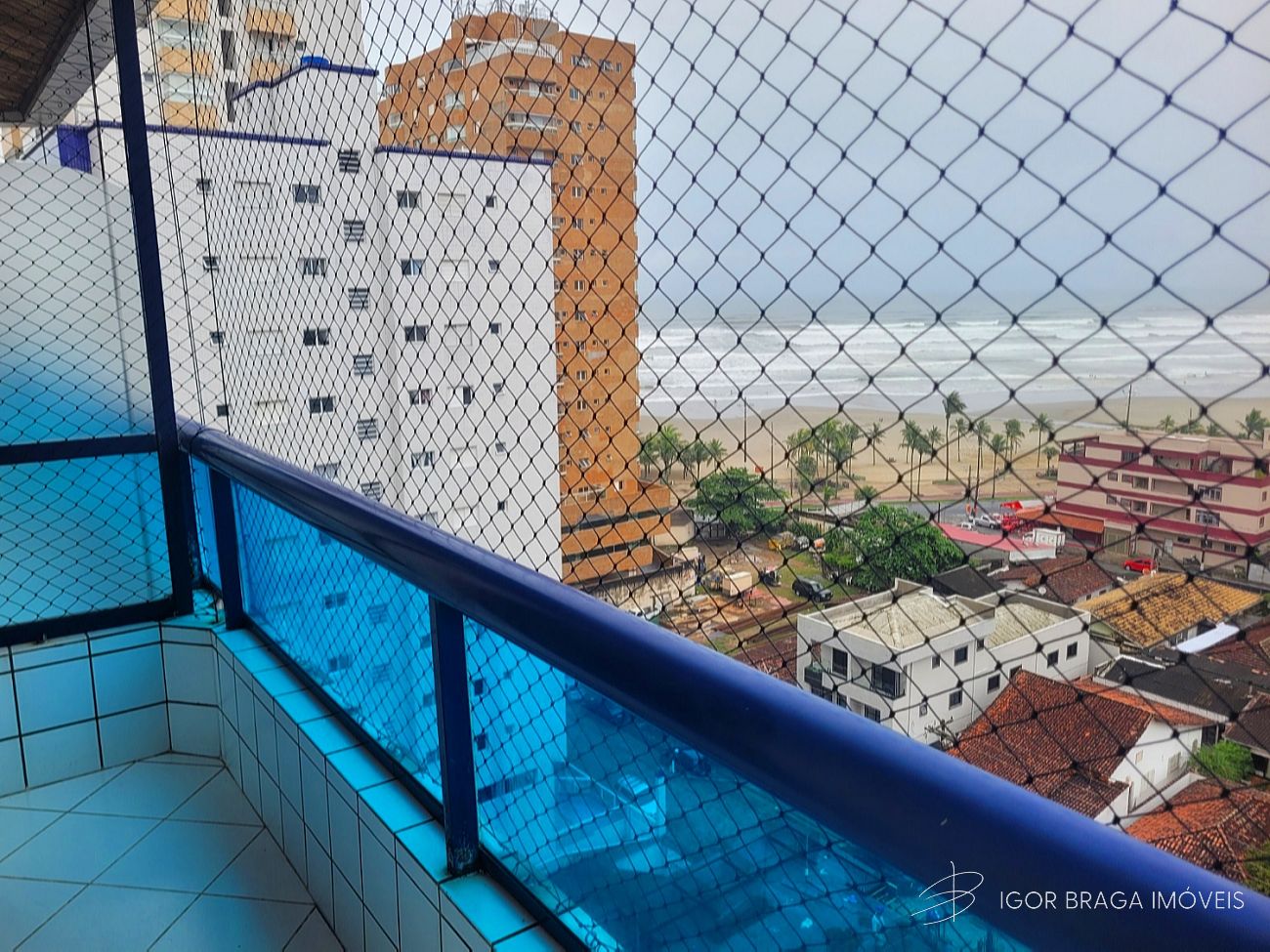 BELÍSSIMO APARTAMENTO, À 150M DO MAR E LAZER COMPLETO